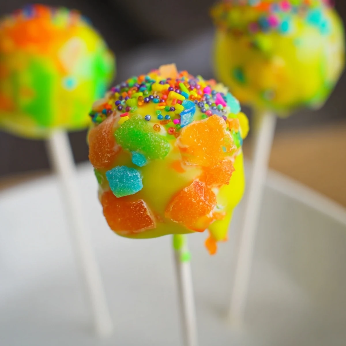 Delicious Classic Soda Candy Cake Pops, featuring a sweet, fizzy cake and decorative sprinkles.