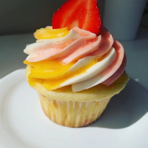 Vibrant Mango Strawberry Sunset Cupcakes, with a stunning swirl of sunset-colored buttercream frosting.